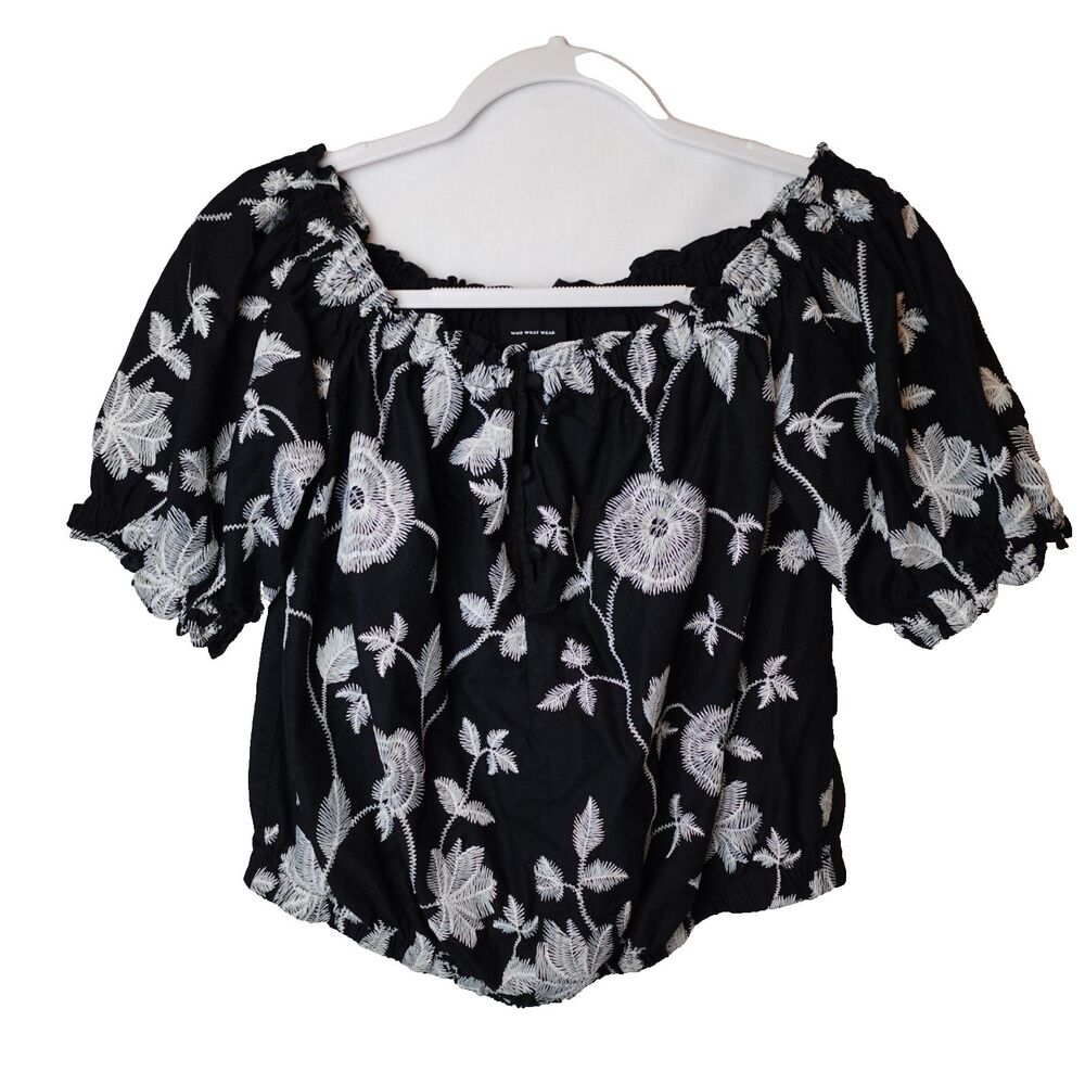 WHO WHAT WEAR Med Black White Floral Embroidered Off The Shoulder Cropped Top